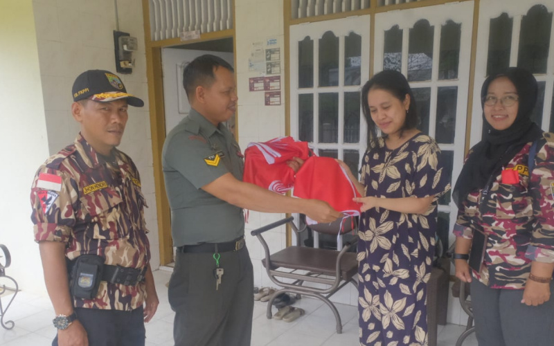Pasiter Kodim Dumai Beri Bendera Merah Putih Kepada Masyarakat