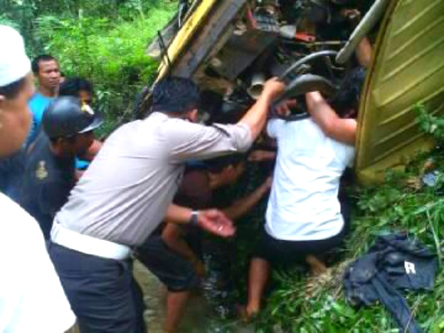Diduga Rem Blong, Di Kuansing Sebuah Mobil Damtruk Terjun Kesungai