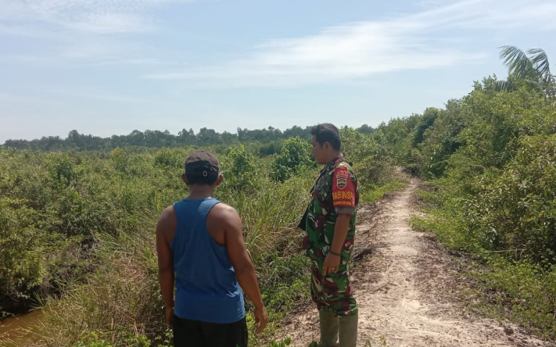 Babinsa Basilam Baru Sosialisasikan Bahaya Karhutla dan Imbau Warga Tak Bakar Lahan