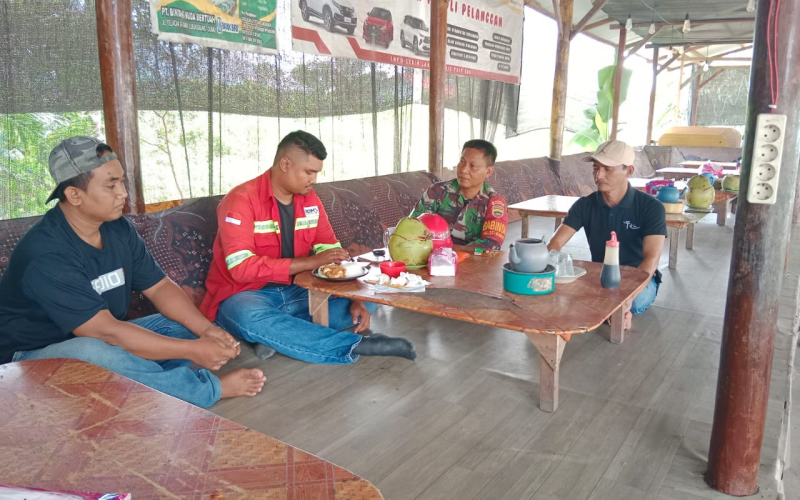 Babinsa Koramil 03 Sei Sembilan Laksanakan Komsos, Ciptakan Lingkungan Aman dan Kondusif