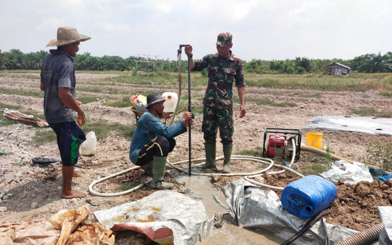 Serka Khoiranto dan Koptu Erwan Inisiatif Buat Sumur Bor Swadaya