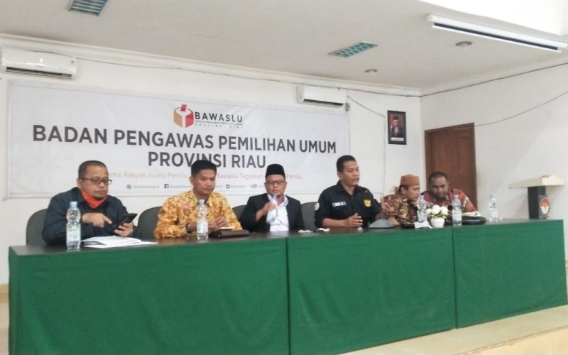 Bawaslu Riau Rakor dengan Bawaslu se-Riau Bahas Strategi Pengawasan Pilkada di Tengah Covid-19