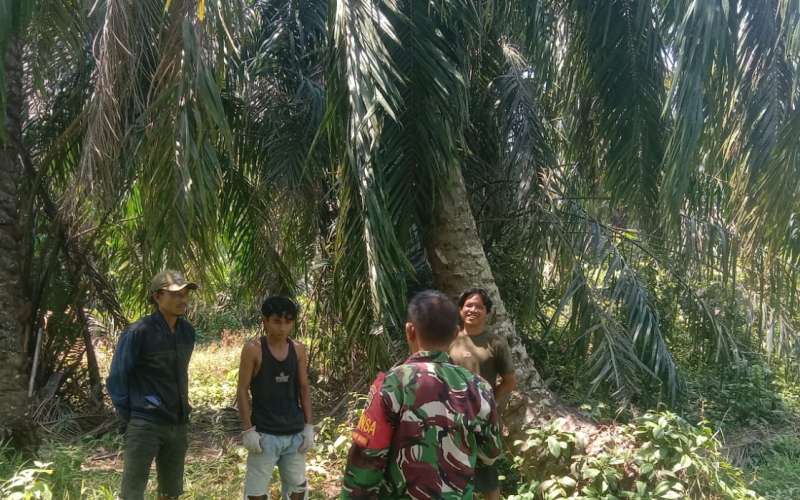 Patroli Cegah Karhutla, Babinsa Sampaikan Pesan kepada Masyarakat