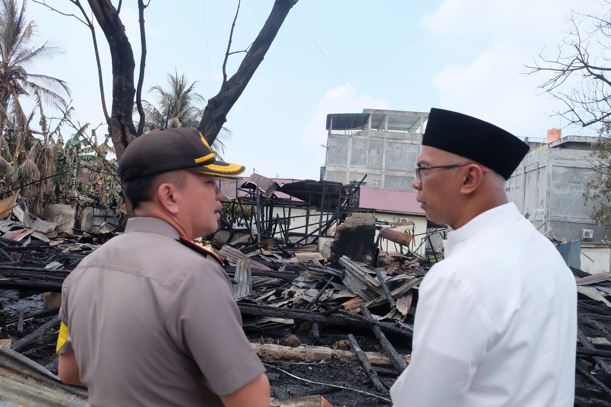 Insiden Kebakaran Asrama Polisi, Pj Bupati Inhil Serahkan Bantuan Kepada Kapolres