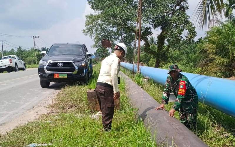 Babinsa dan Security PHR Patroli Jalur Pipa Minyak di Dumai, Warga Diimbau Jaga Keamanan