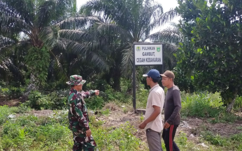 Patroli Karlahut, Babinsa Ingatkan Warga Jangan Bakar Lahan