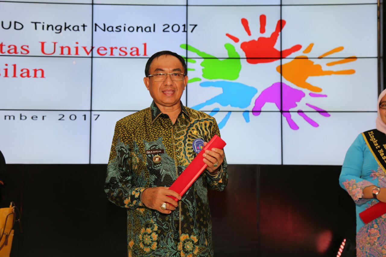Diserahkan Iriana Jokowi, Bupati Inhil Terima Penghargaan PAUD Tingkat Nasional Tahun 2017