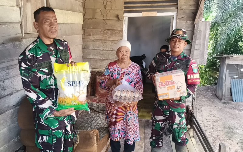 Peltu Edeng Pimpin Jumat Berkah Koramil 03, Puluhan Warga Terima Bantuan