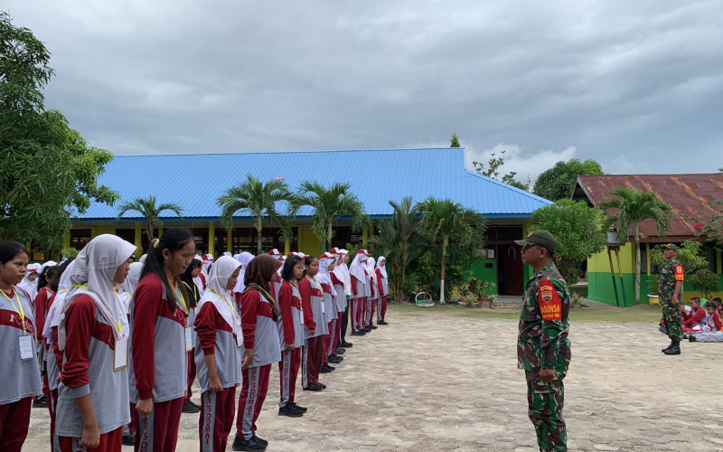 Babinsa Gurun Panjang dan Bagan Besar Timur Latih PBB di SMPN 5 Dumai