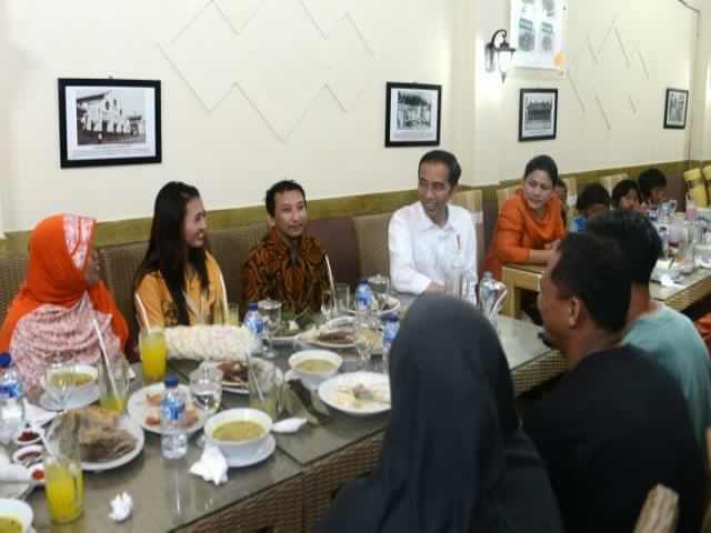Presiden Jokowi Ajak Beberapa Warga Cirebon Makan Bersama