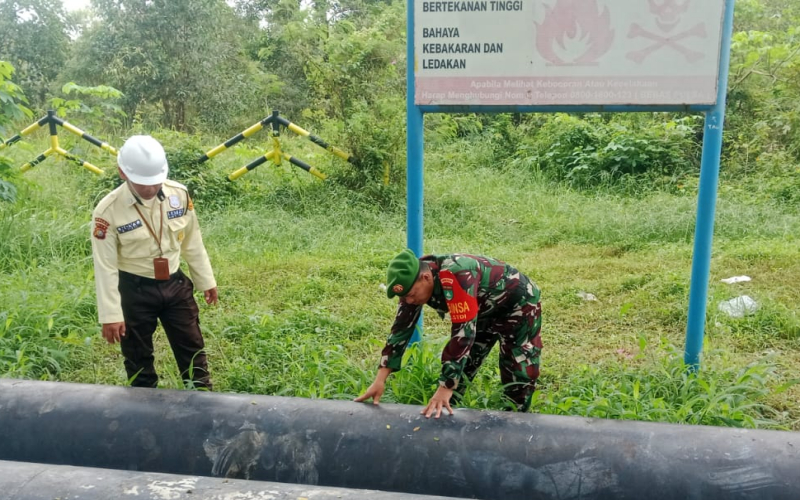 Babinsa Koramil 01 Dumai Edukasi Warga Jaga Keamanan Jalur Pipa Pertamina