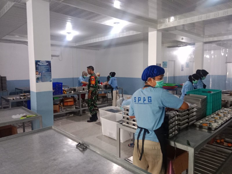 2.118 Pelajar dan Kelompok Rentan di Buluh Kasap Terima Makanan Bergizi Gratis, Babinsa Lakukan Pendampingan