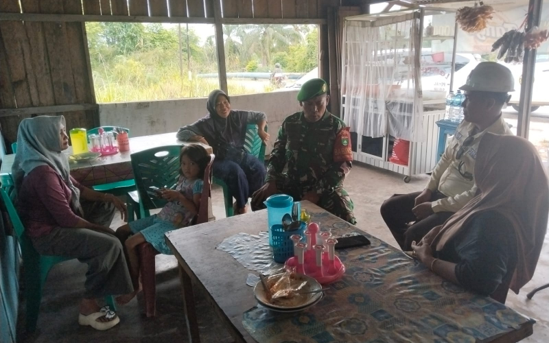 Jaga Keamanan Instalasi Strategis, Babinsa Koramil 01/Dumai Patroli Jalur Pipa Minyak