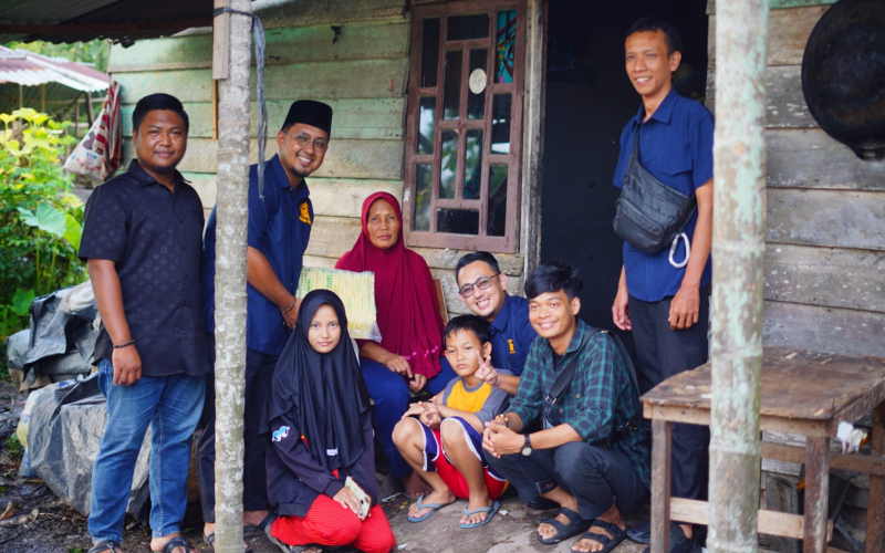 Wujud Kepedulian Sosial, Karang Taruna Kota Dumai Bagikan 11 Paket Sembako di Ratu Sima