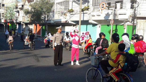 Tekan Angka Kecelakaan, Power Ranger Pink Turun Jalan