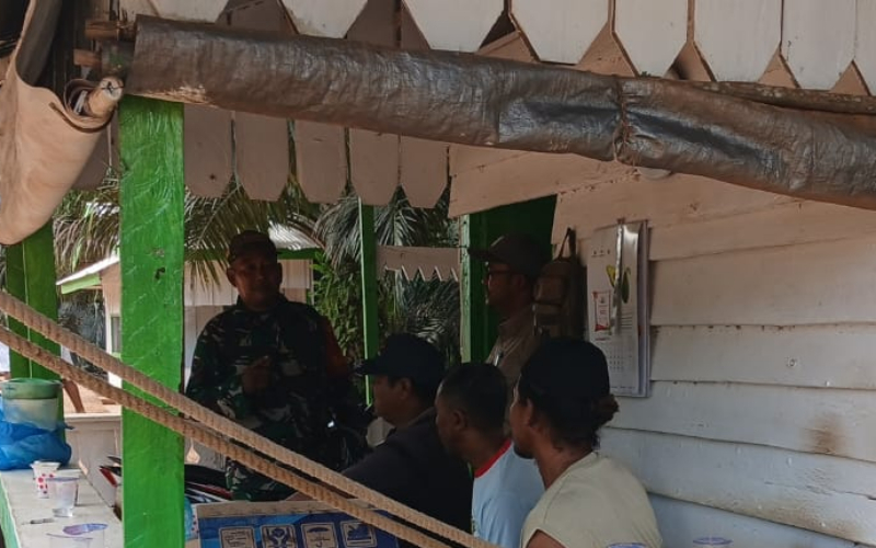 Cegah Kebakaran Lahan, Babinsa Ajak Warga Guntung Tingkatkan Kewaspadaan