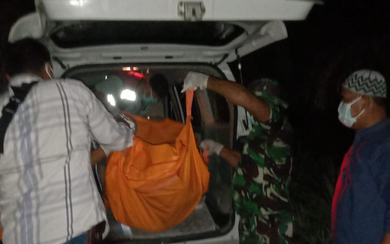 Babinsa Purnama Turut Serta Dalam Proses Evakuasi Jenazah yang Ditemukan di Ladang Sawit