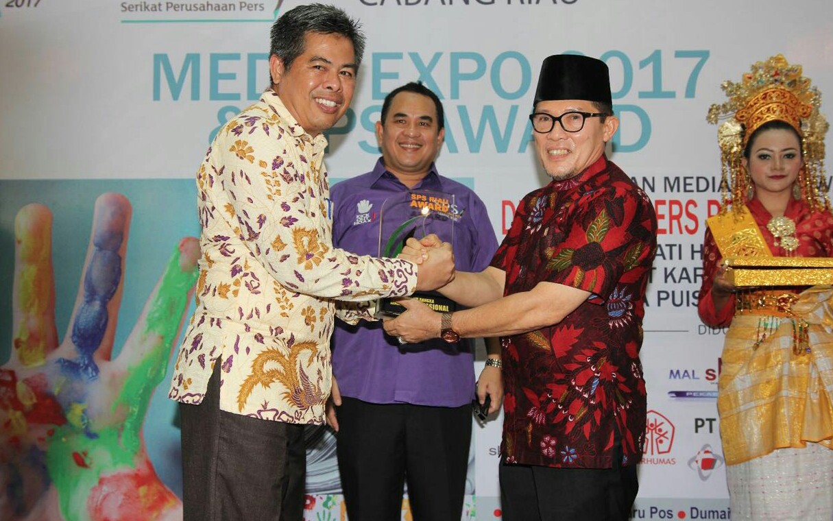 Walikota Dumai Terima Penghargaan dari SPS Riau