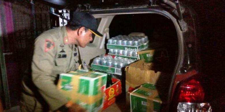Awal Tahun Baru, Polisi Syariat Sita Ratusan Botol Minuman Keras