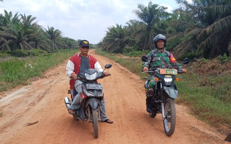 Babinsa Patroli Rutin untuk Menjaga Hutan dan Lahan dari Kebakaran di Gurun Panjang