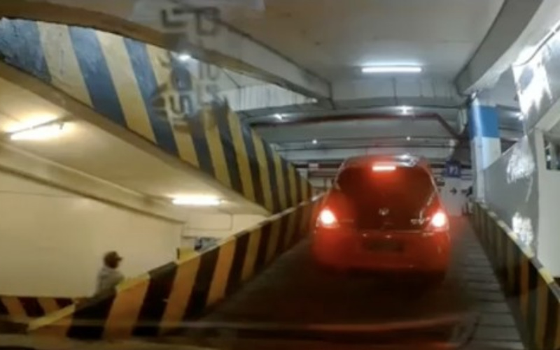 Viral Pengendara Honda Brio Tak Bisa Nanjak di Parkiran Mall