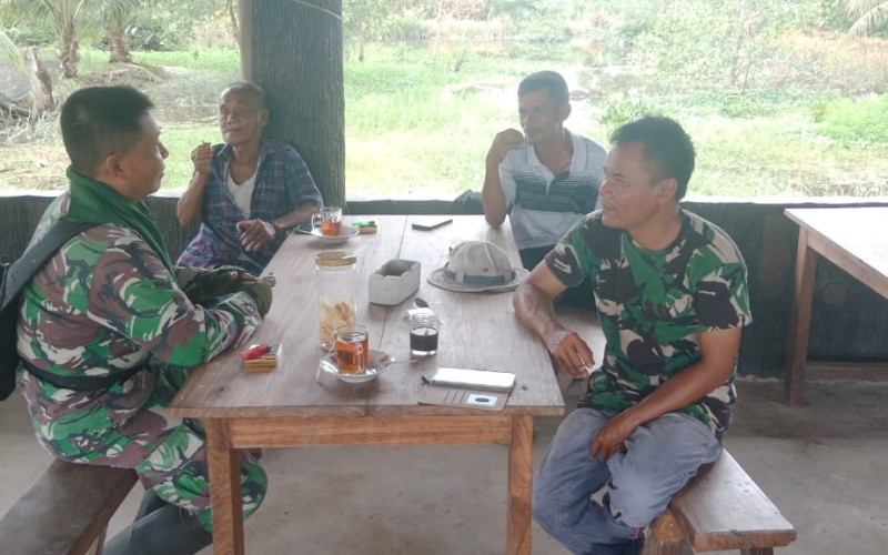 Babinsa Koramil 03 Silaturahmi dengan Tokoh Masyarakat, ini yang Dibahas