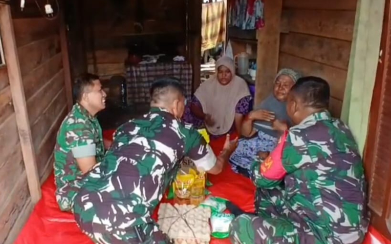 Wujud Kepedulian TNI, Kodim 0320 Dumai Bantu Sembako Warga Guntung