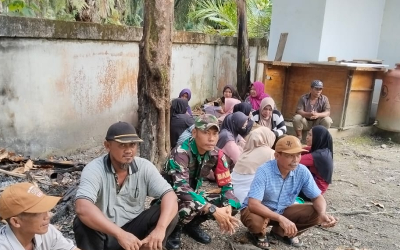 Koramil 03 Sei Sembilan Tingkatkan Silaturahmi Lewat Komsos di Jalan Bunga