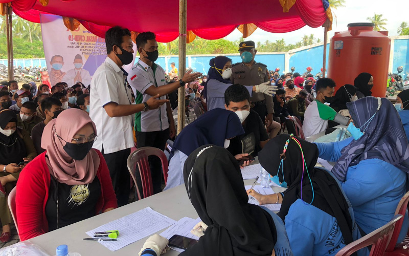 Masyarakat Inhil Antusias Ikuti Vaksinasi Covid-19 Tajaan Kadin Riau dan OJK