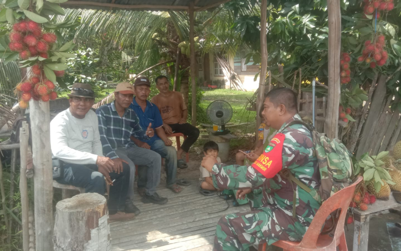 Cegah Karhutla, Babinsa Teluk Makmur Lakukan Pemantauan dan Imbauan ke Warga