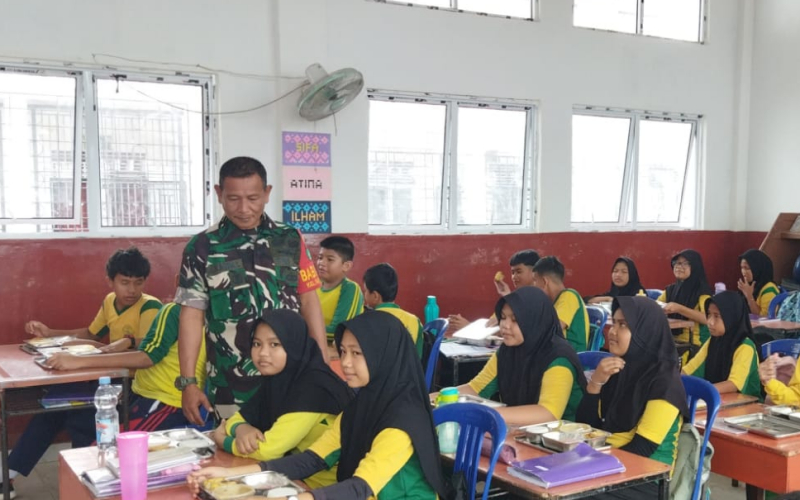 Dukung Gizi Anak dan Ibu, Babinsa Ratu Sima Dampingi Program Makanan Bergizi Gratis