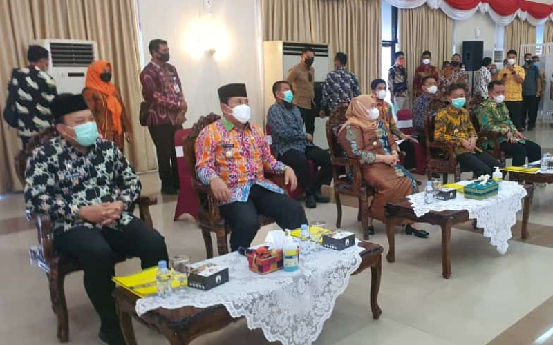 Bupati Rohil Hadiri Rapat Bersama Gubernur Riau