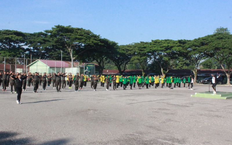 Semangat Sehat, Dandim 0320 Dumai Pimpin Senam Bersama Prajurit dan Persit
