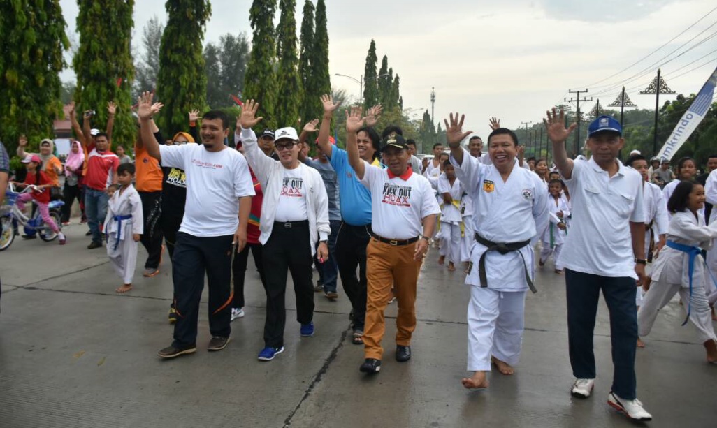 Puncak HPN Riau 2017 di Dumai, Ribuan Peserta Ikuti Jalan Sehat 'Kick Out Hoax' 