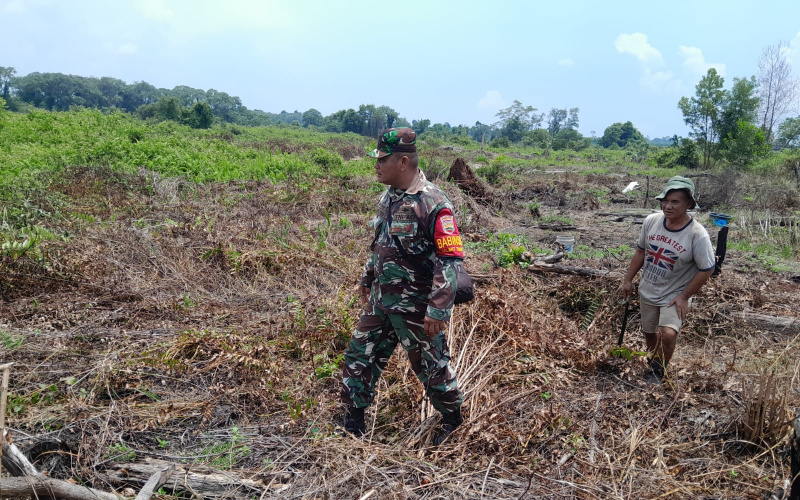 Giat Rutin, Babinsa Koramil 01 Dumai Patroli Karhutla