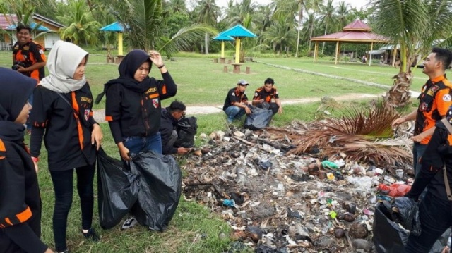 Sapma PP Bengkalis Bersih-bersih Pantai Indah Selat Baru