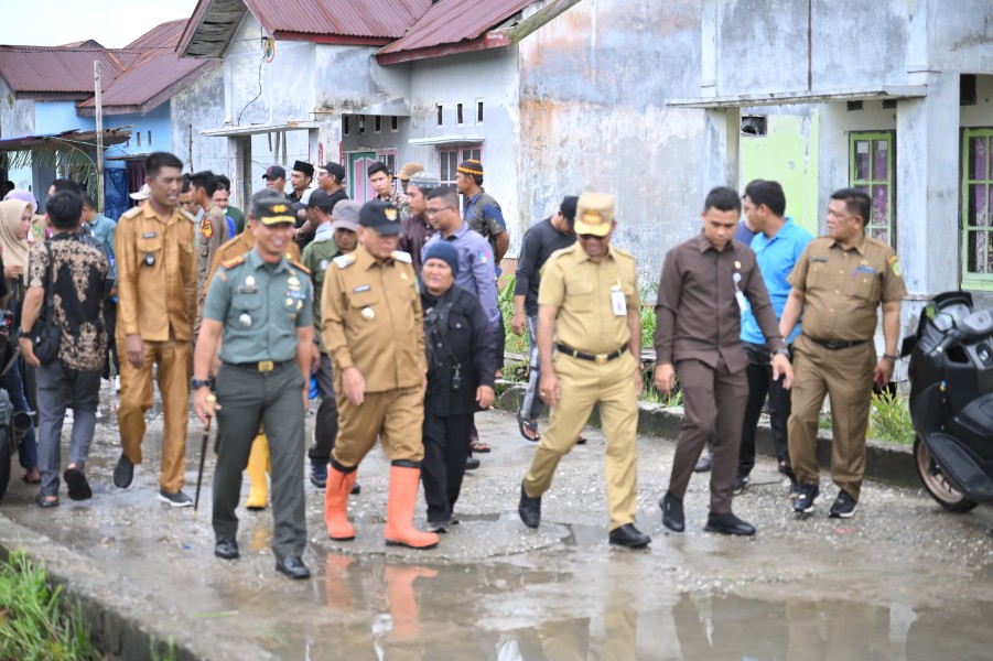 Bupati Rohil dan Forkopimda Tinjau Gotong Royong Penanggulangan Malaria di Sinaboi