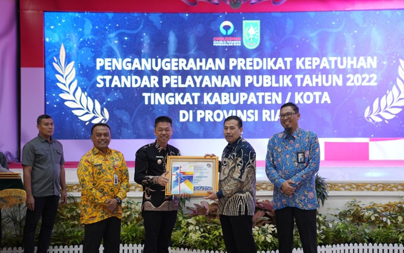Dapat Nilai 84 dengan Zona Hijau, Pemkab Rohil Raih Penghargaan dari Ombudsman