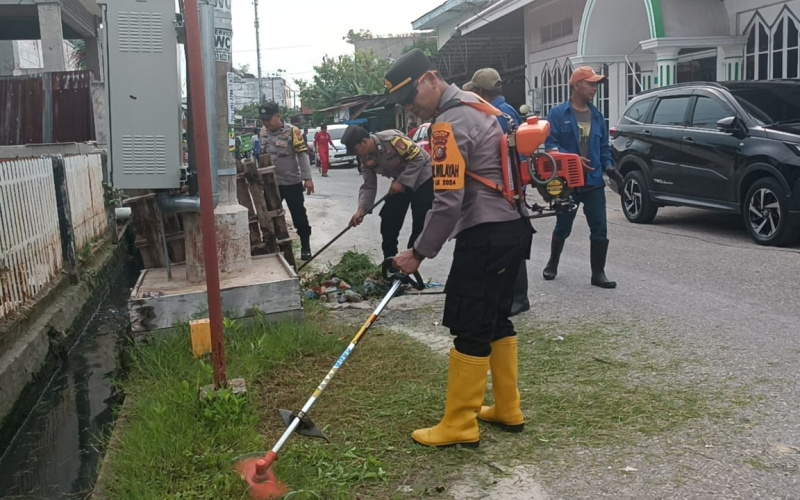 Polsek Dumai Kota Gotong Royong Bersama Warga