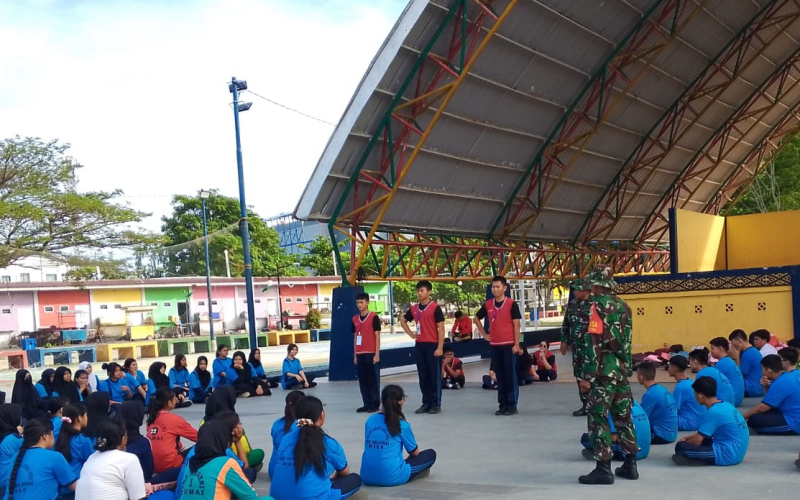 Personel Kodim Dumai Latih PBB dan Wawasan Kebangsaan kepada Siswa SMKS Erna