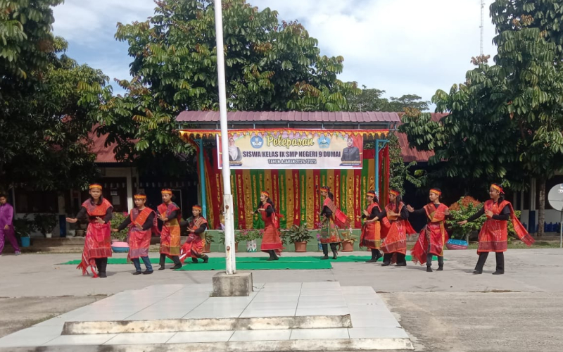 Babinsa Basilam Baru Hadiri Acara Pelepasan Siswa SMPN 9