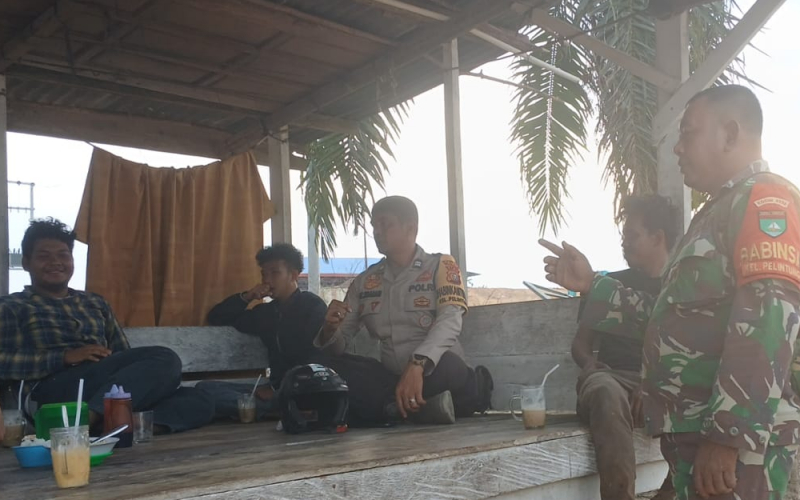 Babinsa dan Warga Pelintung Bersinergi Ciptakan Lingkungan Aman dan Kondusif