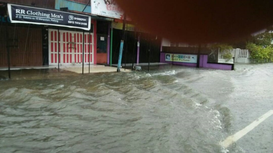 Banjir Setinggi 1 Meter Rendam Sejumlah Daerah di Padang