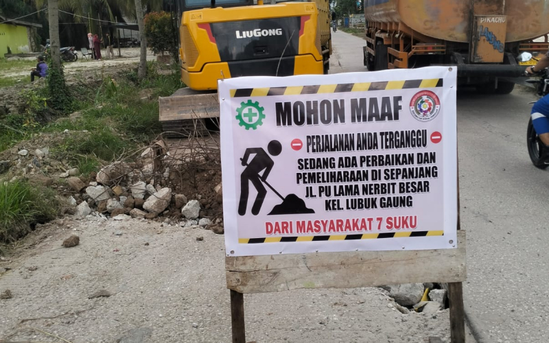Warga Sungai Sembilan dan Pemuda Tujuh Suku Bersatu Perbaiki Jalan PU Lama