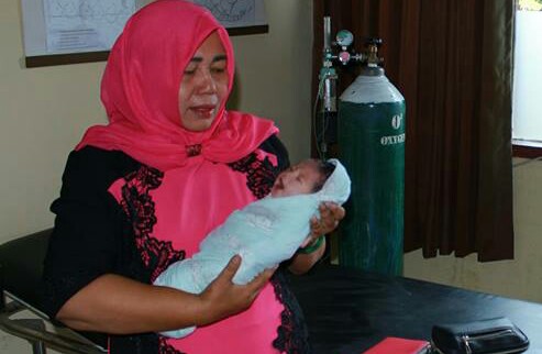 Orang Tua Bayi yang Pura-pura Ditemukan di Pos Ronda Akhirnya Dinikahkan di Tahanan Polres Inhu 