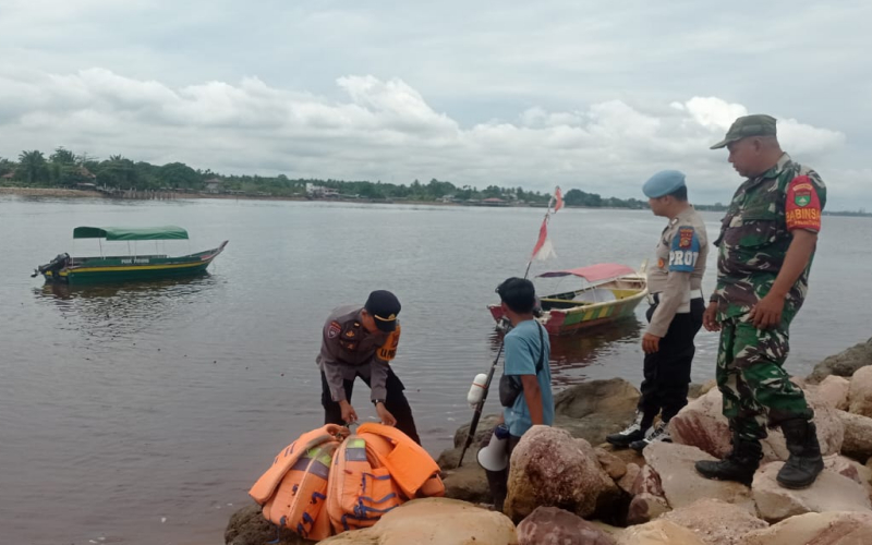 Pantau Aktivitas Wisatawan, Babinsa Amankan Pantai Koneng