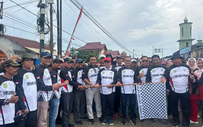 Semangat Tak Surut Diguyur Hujan, Ribuan Warga Tanjung Palas Ikuti Jalan Santai Kemerdekaan