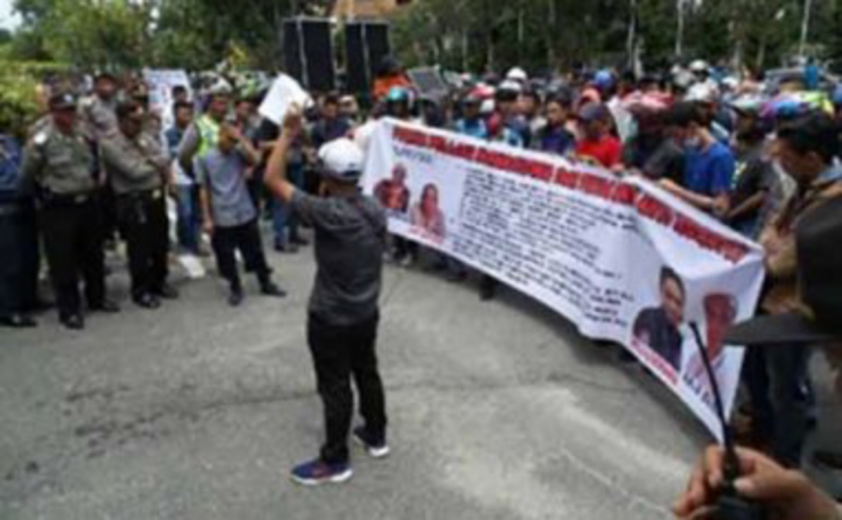 Puluhan Massa Antikorupsi Unjuk Rassa di Kejati dan Polda Riau