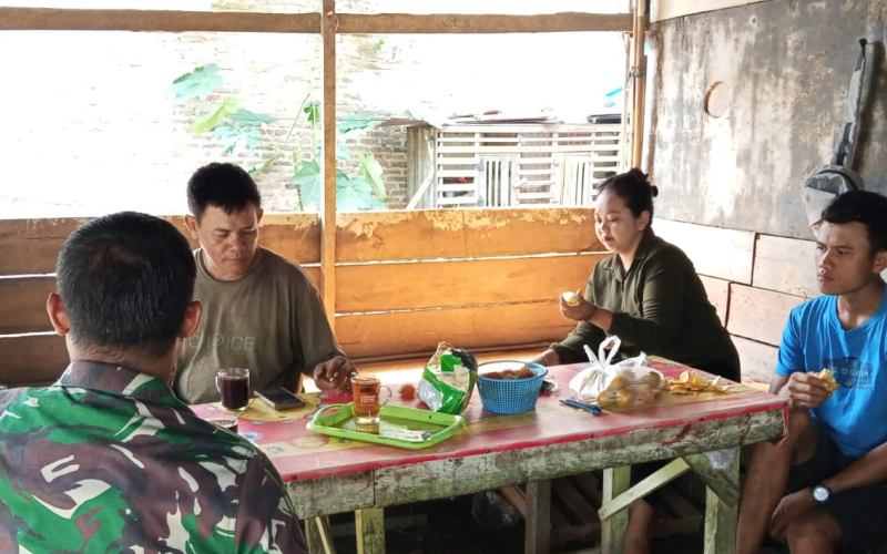 Babinsa Lubuk Gaung Laksanakan KOMSOS untuk Jaga Kedekatan dengan Masyarakat