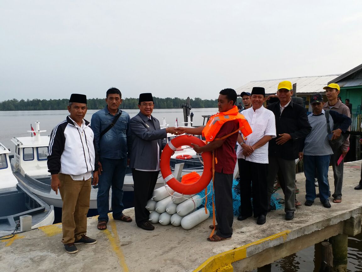 Bupati Wardan Serahkan Bantuan 10 Unit Kapal Motor Fiber Kepada Sejumlah Nelayan Lokal